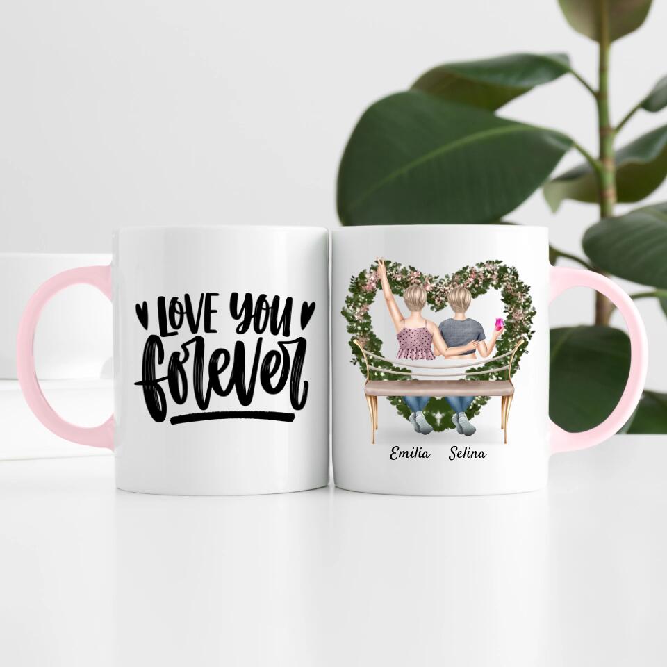 Curvy Friends auf einer Bank (2 Personen) | Personalisierte Tasse