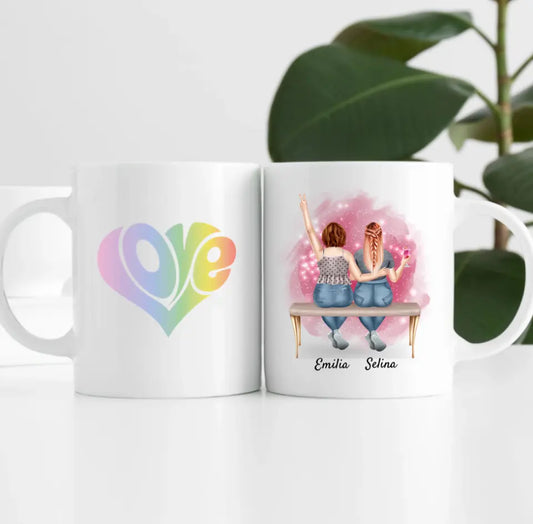 Curvy Pärchen auf einer Bank (lbtq) | Personalisierte Tasse