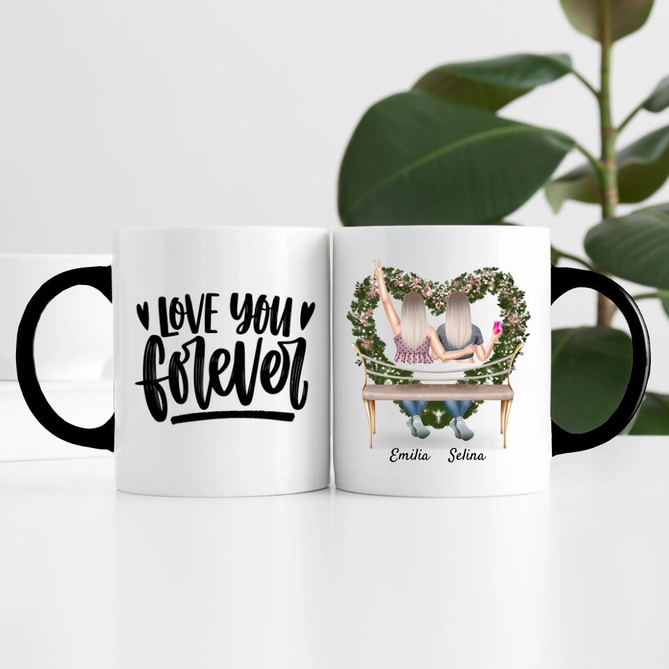 Curvy Pärchen auf einer Bank (lbtq) | Personalisierte Tasse